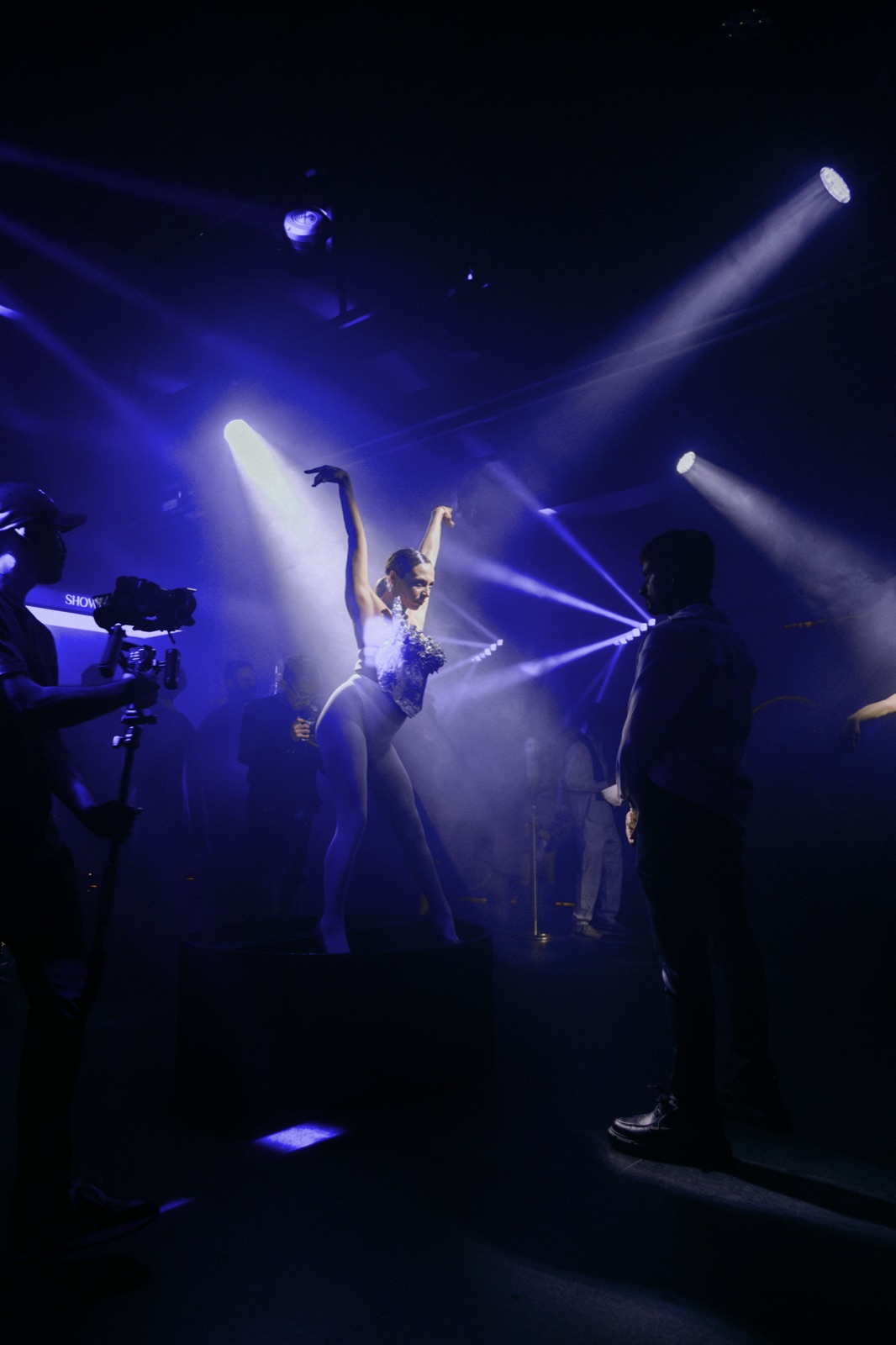 Performance con cámara en escena