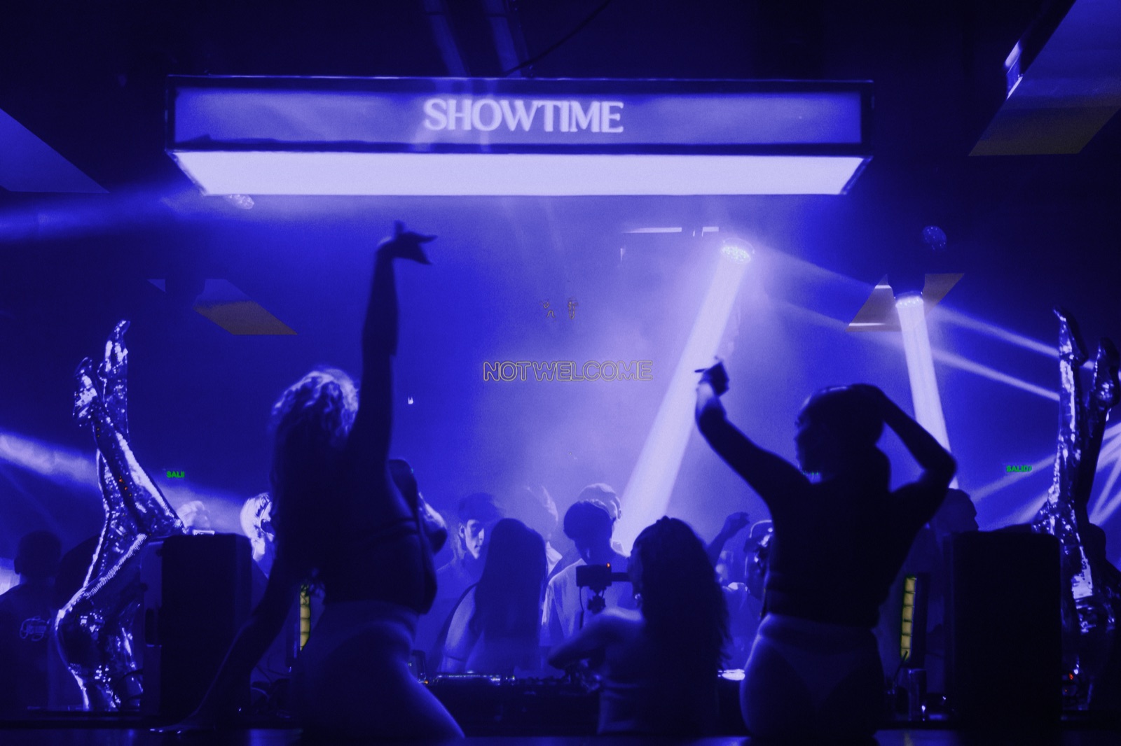 La pista bajo el panel SHOWTIME
